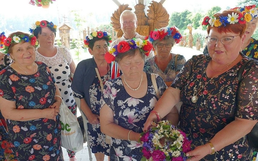Wianki świętojańskie w gminie Inowrocław. Seniorzy spotkali się w Łojewie na powitaniu lata [zdjęcia]