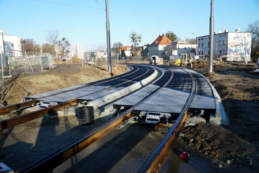 Prace na budowie tramwaju na Naramowice nie zwalniają i już...