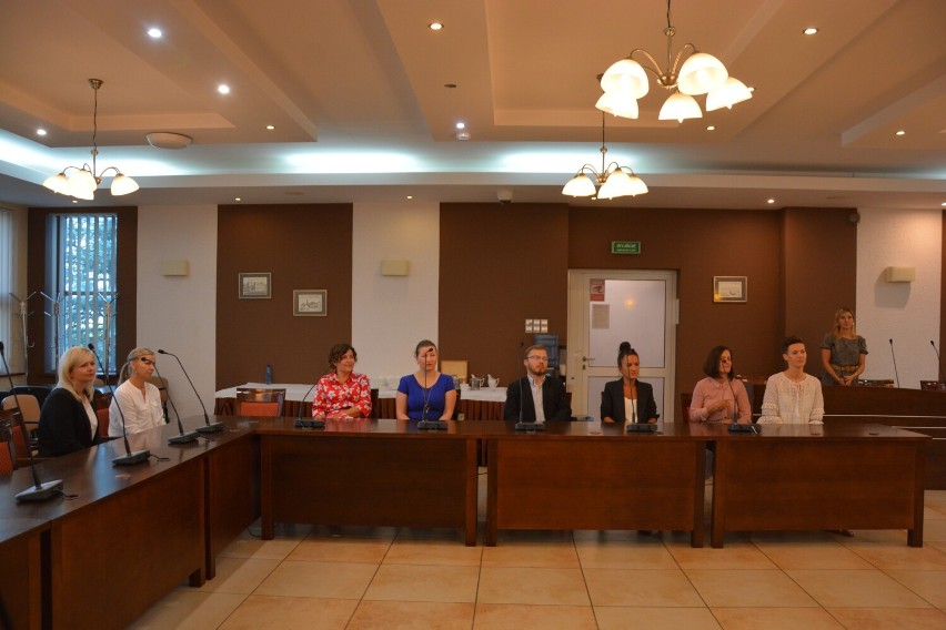 Radomsko. Ośmiu nowych nauczycieli mianowanych w szkołach prowadzonych przez powiat. ZDJĘCIA