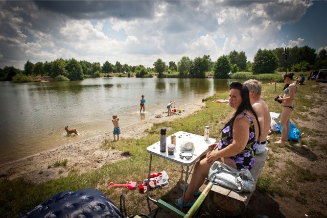 Violetta Kądziela w ostatnią sobotę odpoczywała nad dzikim kąpieliskiem na Maślicach. Według niej miasto powinno zająć się tym terenem, bo miejsc do kąpania we Wrocławiu brakuje. Kobieta dodaje, że jak jest gorąco, to na Maślicach jest mnóstwo ludzi