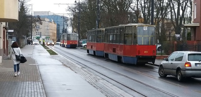 Źle zaparkowany samochód spowodował utrudnienia w kursowaniu tramwajów linii nr 4 i 6. Po godz. 8.00 tramwaje na tej ulicy stanęły.

Więcej informacji i zdjęć >>>


Najważniejsze informacje z Kujaw i Pomorza. Flash Info, odc. 7:
