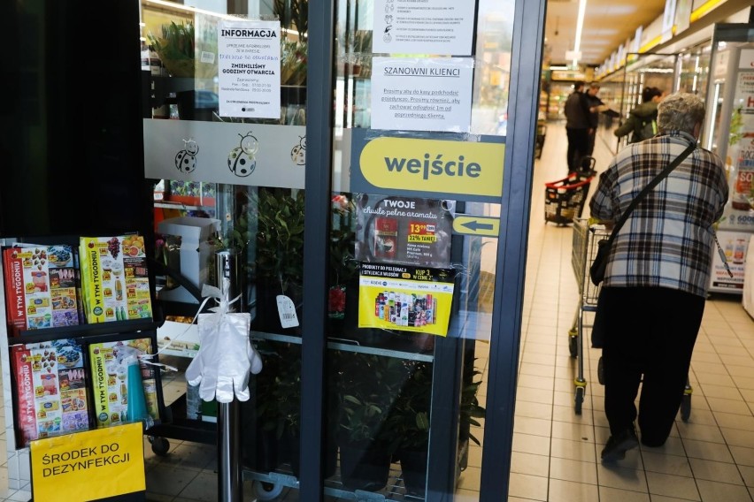 Koronawirus w Polsce. Biedronka i Tesco wprowadzają...