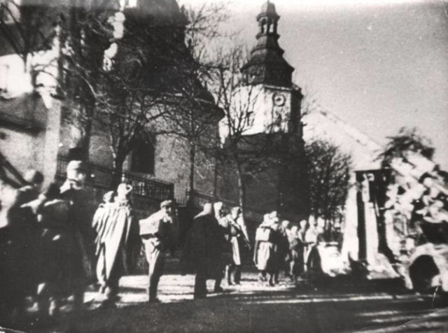 Żołnierze sowieccy wkraczający do Kielc na obecnej ulicy Jana Pawła II (widać część katedry), styczeń 1945 roku