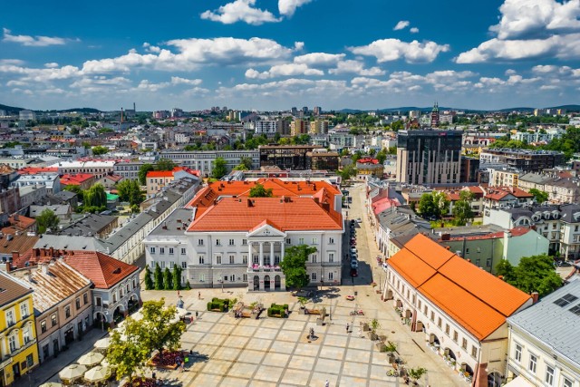 Województwo świętokrzyskie zajmuje ósme miejsce. Dochód w przeliczeniu "na głowę" mieszkańca wynosi tam 429,93 zł.