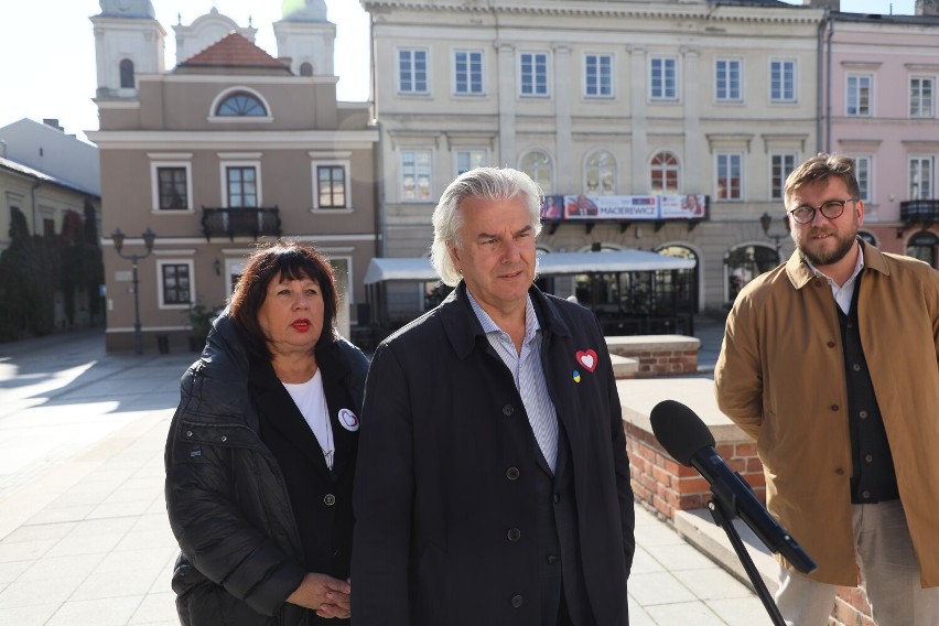 Poseł Koalicji Obywatelskiej Cezary Grabarczyk z KO podczas konferencji prasowej w Piotrkowie