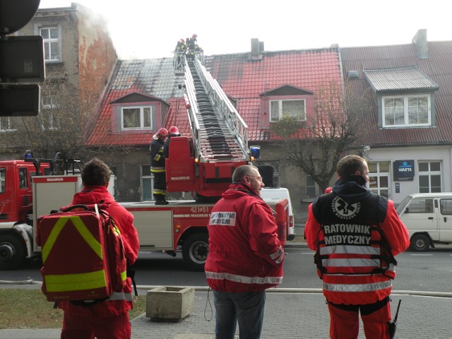 Gnieźnieńska policja bada przyczyny pożaru, który wybuchł w poniedziałek na poddaszu jednej z kamienic przy ulicy Sienkiewicza. Z budynku ewakuowano pięć rodzin.

Czytaj więcej: Pożar kamienicy w centrum Gniezna