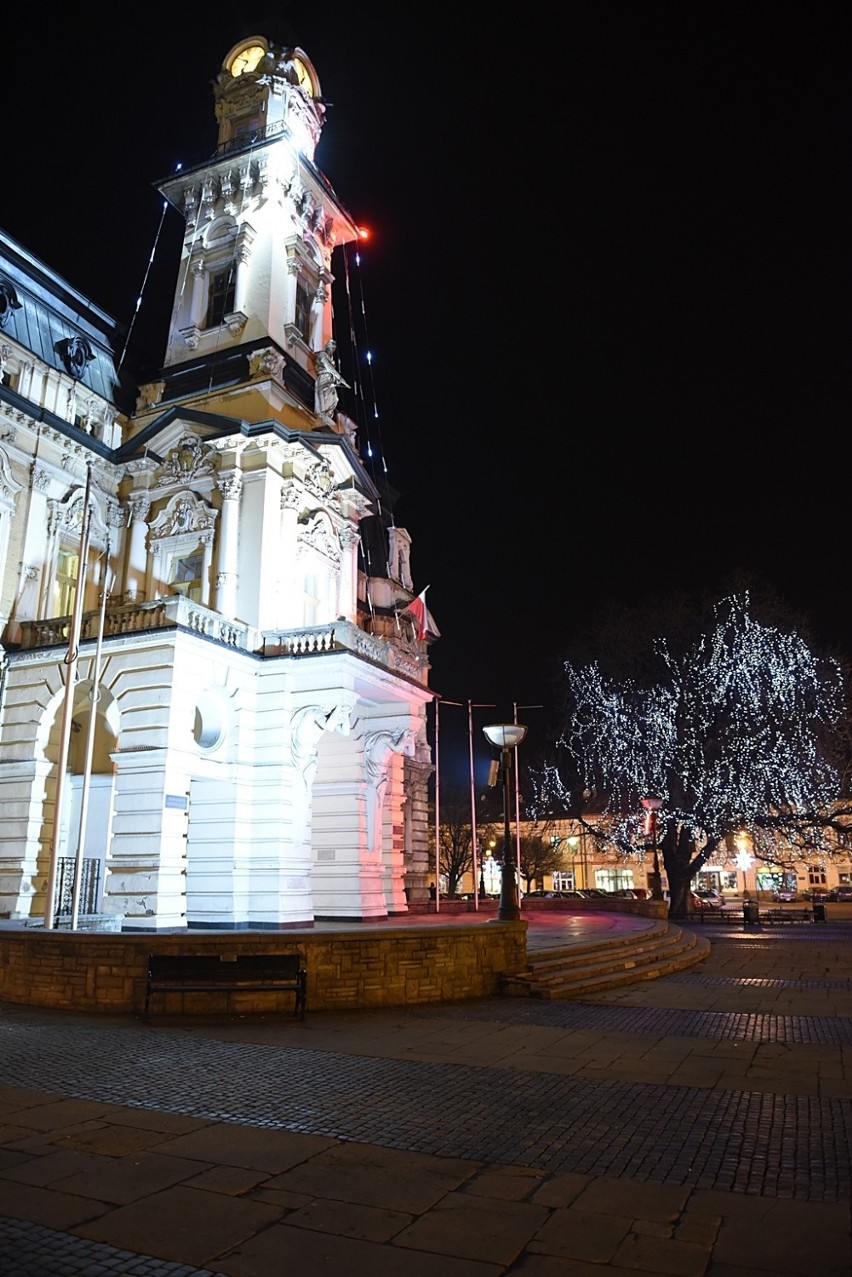 Nowy Sącz. Na płycie rynku staje choinka [ZDJĘCIA]