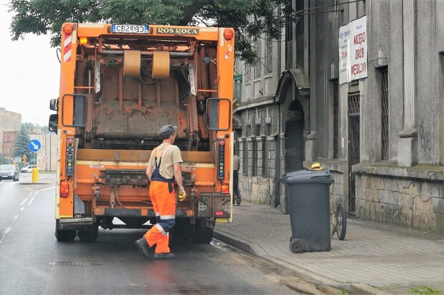 Jeśli inowrocławscy radni przyjmą podczas sesji w dniu 21 kwietnia uchwałę, to od 1 czerwca w mieście obowiązywać będzie wyższa stawka miesięcznej opłaty za śmieci selekcjonowane. Wzrośnie z 28 zł do 32 zł na osobę