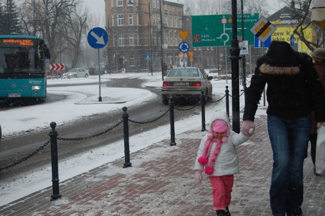 W centrum miasta chodniki są odśnieżone, ale śniegu wciąż dosypuje