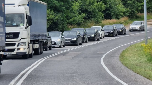 Na ulicy Radomskiej w Kielcach kierowcy muszą stać w ogromnych korkach. Zobacz więcej na kolejnych slajdach >>>