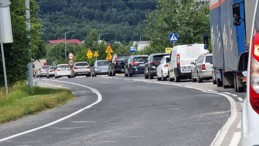 Uwaga, kierowcy! Wielkie korki na Radomskiej w Kielcach. Szybko się nie skończą. Zobacz zdjęcia 