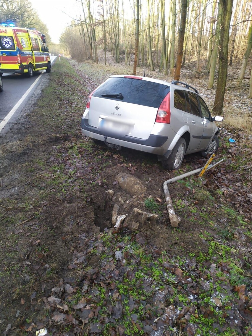 Wypadek na krajowej 12 między Lesznem a Kąkolewem. Kierowca auta w szpitalu