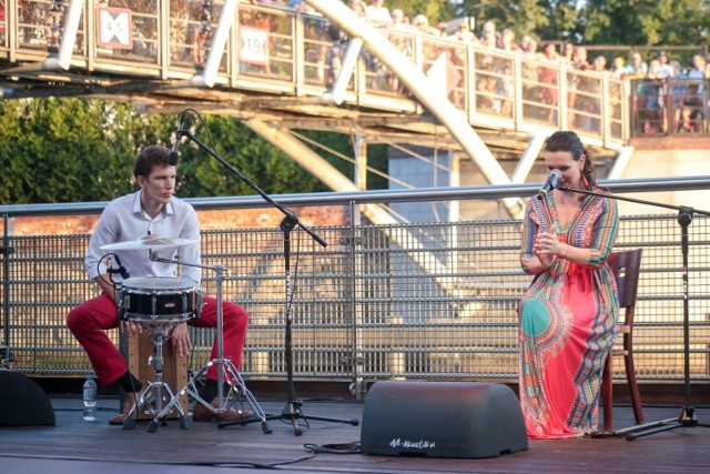 W trakcie niedzielnego koncertu w ramach Rzeki Muzyki 2018 wielbiciele hiszpańskich klimatów muzycznych mogli zobaczyć i usłyszeć niestrudzoną popularyzatorkę flamenco Magdę Navarette. 

Rzeka Muzyki to wakacyjna bydgoska tradycja. Już po raz piąty na scenie nad Brdą mieszkańcy mogą uczestniczyć w koncertach, które odbywają się będą w każdą niedzielę lipca i sierpnia.
W kolejnym tygodniu zagra Kapela ze Wsi Warszawa.

W trakcie niedzielnego koncertu w ramach Rzeki Muzyki 2018 wielbiciele hiszpańskich klimatów muzycznych mogli zobaczyć i usłyszeć niestrudzoną popularyzatorkę flamenco Magdę Navarette. Rzeka Muzyki to wakacyjna bydgoska tradycja. Już po raz piąty na scenie nad Brdą mieszkańcy mogą uczestniczyć w koncertach, które odbywają się będą w każdą niedzielę lipca i sierpnia.
W kolejnym tygodniu zagra Kapela ze Wsi Warszawa.


Zobacz wideo. Jak napisać dobre CV? 

