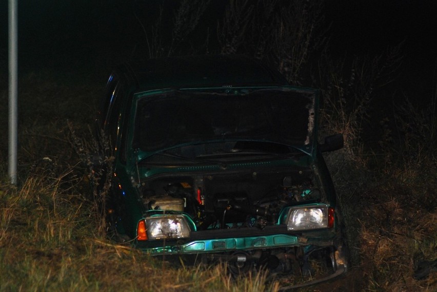 Wypadek w Śmiełowie: Samochód wypadł z drogi. Trzy osoby w...