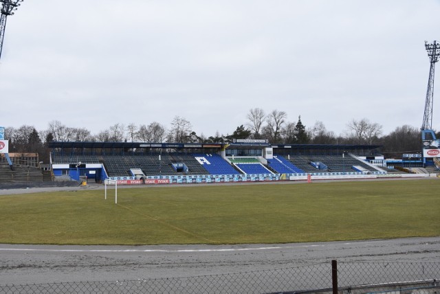 Przez wiele lat piłkarze i żużlowcy dzielili wspólne Stadion Miejski w Tarnowie. Teraz toczą o to ostry spór