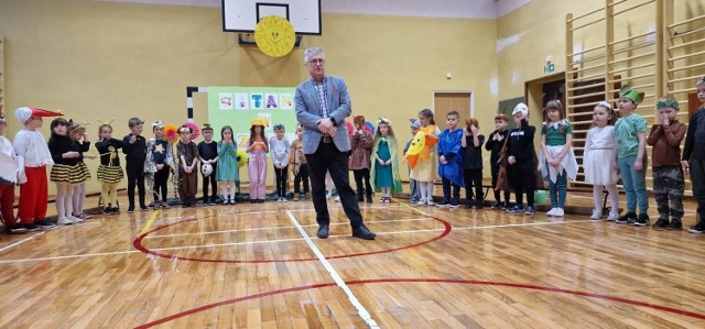 Dyrektor szkoły Robert Głogowiecki przywitał wszystkich przybyłych, a w szczególności rodziców i dzieci chętne do "zerówki" i klasy pierwszej.