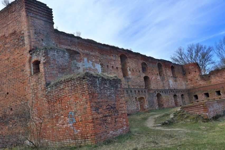 Zamek Dybowskie leży na terenie Torunia. Powstał w pierwszej...