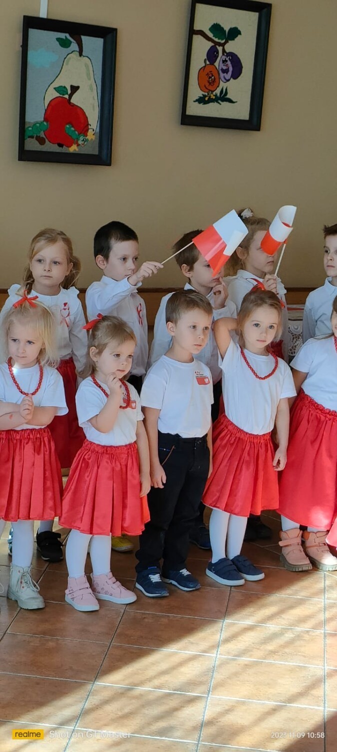 Przedszkolaki świętują 11 listopada razem z podopiecznymi z Domu Pomocy Społecznej w Rzeszowie