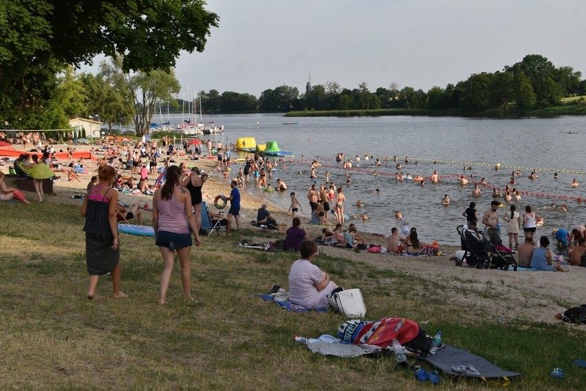 Lato w Śremie: plaża nad jeziorem Grzymisławskim cieszy się...
