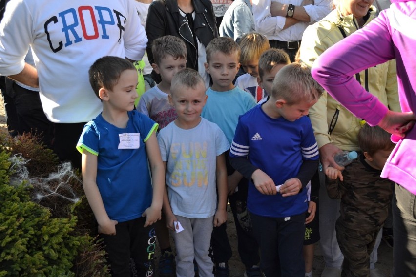 XVIII Biegi Uliczne Wokół Ołtarza Papieskiego w Sierakowicach przy rekordowej frekwencji ZDJĘCIA, WIDEO