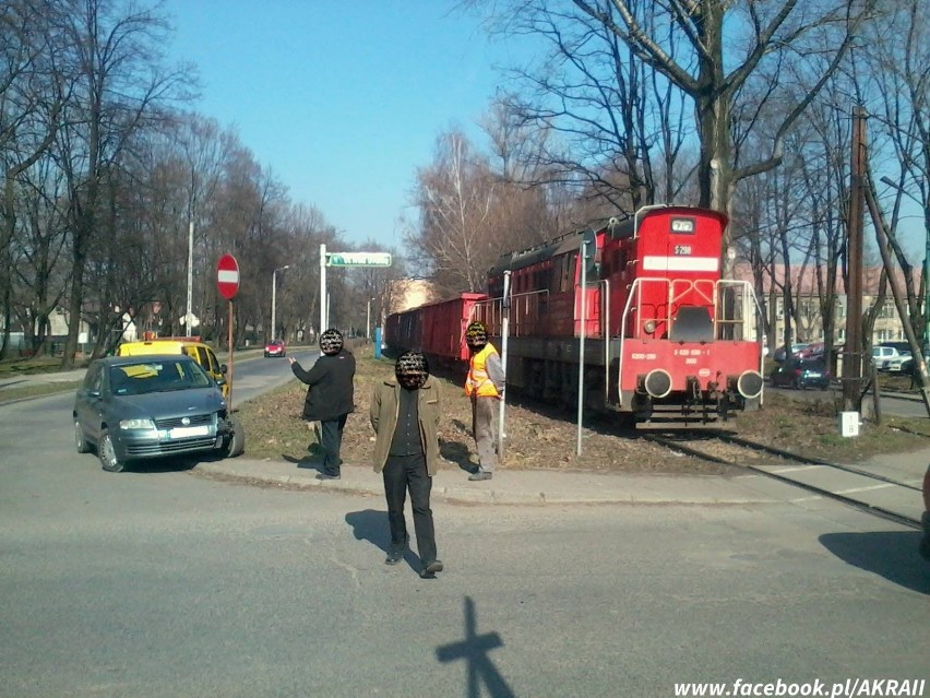 Samochód wjechał pod pociąg w Czechowicach-Dziedzicach