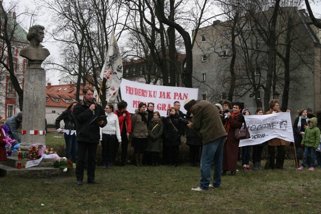 Młodzi Melomani przyszli na manifestację z transparentami