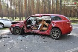 Tragedia na drodze wojewódzkiej nr 907 w powiecie tarnogórskim. Zginęła 82-letnia kobieta. Trzy samochody zostały zupełnie zniszczone