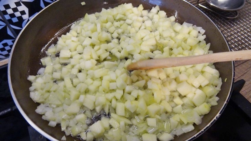 Rozgrzej olej na patelni, dodaj cebulę i podsmaż....