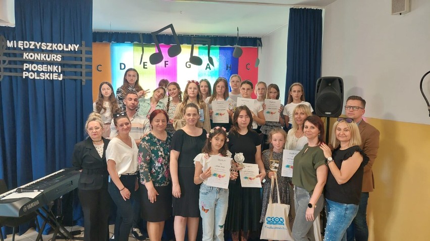 Szkoła Podstawowa w Karniszewie zorganizowała I Międzyszkolny Konkurs Piosenki Polskiej