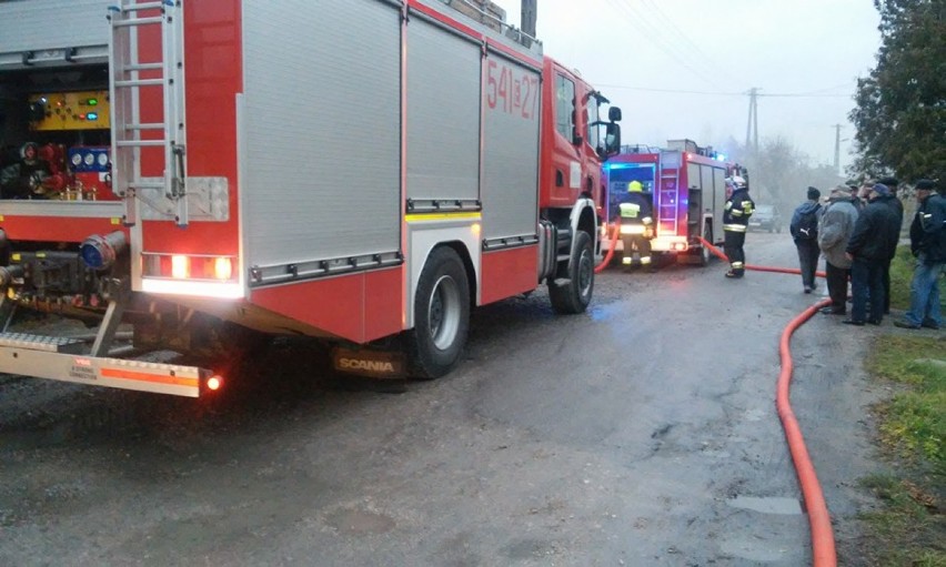 Pożar na Wąwale koło Tomaszowa Maz: Od samochodu w garażu zapalił się budynek