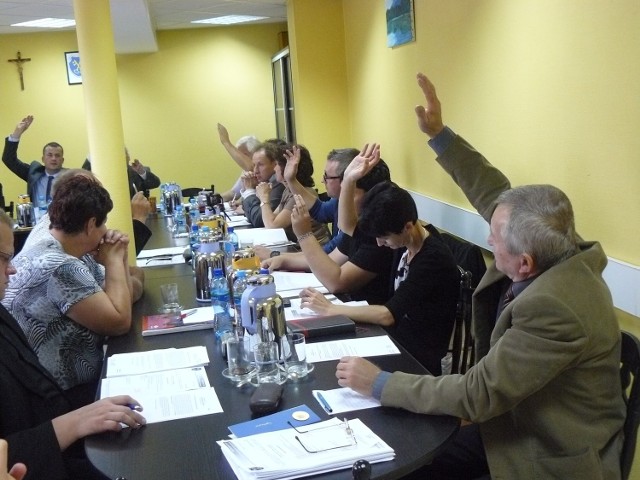 Zdecydowaną większością głosów radni Kamieńska udzielili burmistrzowi absolutorium