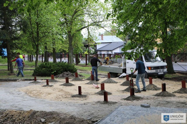 Nowe chodniki i altana w miejsce nieczynnej od kilkunastu lat fontanny powstają w otoczeniu szkoły w Uniejowie