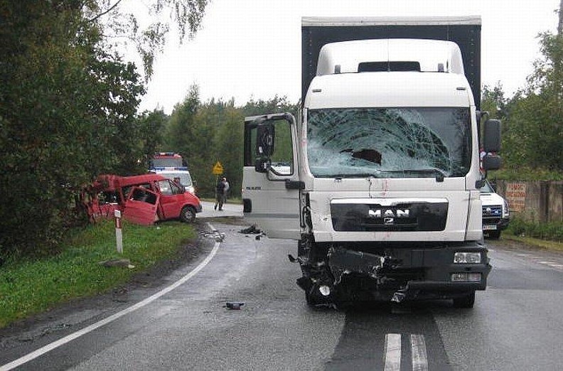 Bąków: Śmiertelny wypadek. Bus zderzył się z ciężarówką [ZDJECIA]