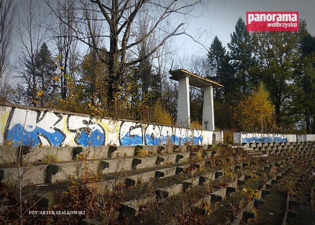 Rozebrano kultowy wśród kibiców zegar na stadionie Górnika Wałbrzych w dzielnicy Nowe Miasto