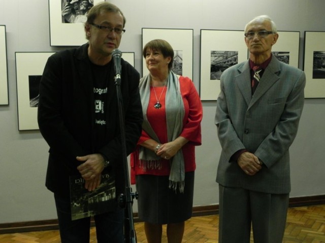 Podczas wernisażu Śladów pamięci, od lewej: Andrzej Łada (kustosz Galerii Fotografii), Elżbieta Baran (dyrektor MCK) i Aleksander Salij.