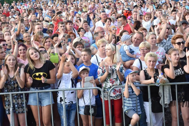 Około ośmiu tysięcy mieszkańców powiatu starachowickiego i regionu bawi się na Wielkiej Gali Disco Polo Grillujemy z Morlinami, która w sobotę, 21 lipca, zaczęła się chwilę po godzinie 18. Na scenie na terenie Miejskiego Ośrodka Sportu i Rekreacji przy ulicy Szkolnej wystąpili After Party i Czadoman, na scenę wkraczają Piękni i Młodzi. RELACJĘ OGLĄDAJ NA KOLEJNYCH SLAJDACH>>>

Dla tych, którzy przybyli na Szkolną wcześniej, przygotowano niespodzianki. Bardzo rozległy i pełen interesujących urządzeń do zabawy oblegany jest przez dzieciaki i ich rodziców. 

Pełno ludzi korzystało też ze strefy gastronomicznej, gdzie królują przysmaki z firmy Morliny, napoje, słodycze i ziemniaczane sprężynki. 
A przed sceną najlepsze miejsca na długo przed rozpoczęciem były zajęte.

Obserwujcie na bieżąco naszą relację w portalu i na naszym profilu na Facebooku. 

POLECAMY TAKŻE:
 Tego musisz spróbować. TOP 12 sportów wodnych    

ZOBACZ TAKŻE: Top Muzyczny. Seszele, Honolulu, a może spacer po Warszawie z Pawłem Domagałą? Jak muzycznie spędzać wakacje nad Wisłą
