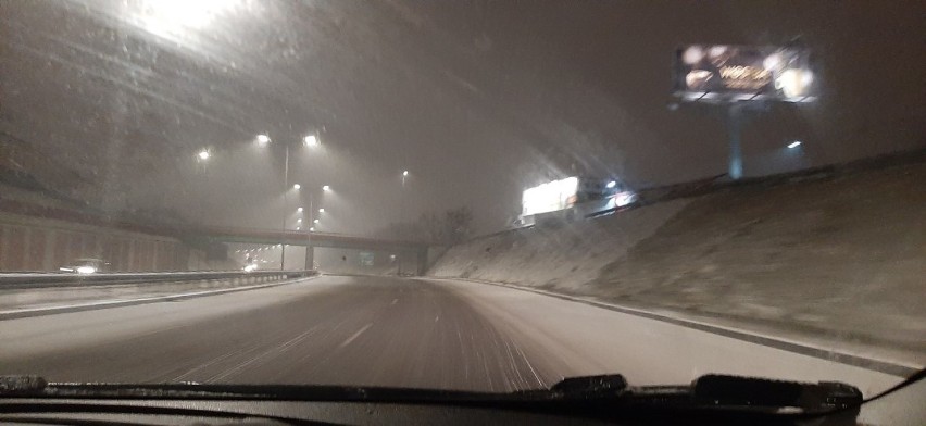 Tak wyglądają drogi dziś wieczorem na Śląsku i w Zagłębiu....