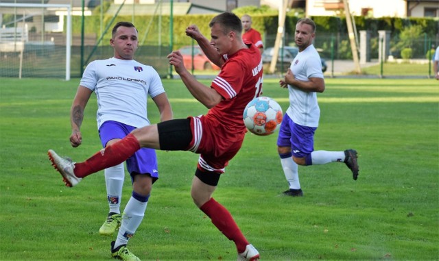 Keeza V liga piłkarska: LKS Gorzów - Hejnał Kęty 1:0. Na zdjęciu: Dominik Nędza (w czerwonej koszulce, autor gola dla gorzowian) kontra Krzysztof Wesecki (z lewej, Hejnał)