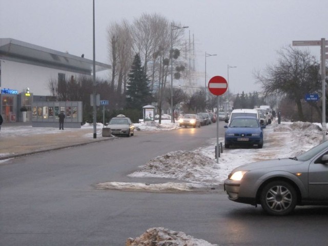 Nawet 400 samochodów potrafią zaparkować kierowcy koło Skweru Kościuszki