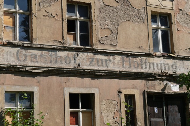 Niemiecki napis ocalały na popadającej w ruinę dawnej gospodzie. Ulica Wandy

Więcej o tym miejscu przeczytacie tutaj: Przedwojenny Gasthof zur Hoffnung na ul. Wandy w Legnicy, czyli zabytkowy Zajazd pod Nadzieją