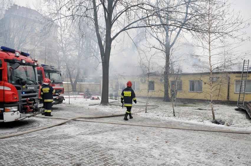 Kraków: pożar w Szpitalu Uniwersyteckim przy ul. Kopernika [ZDJĘCIA]