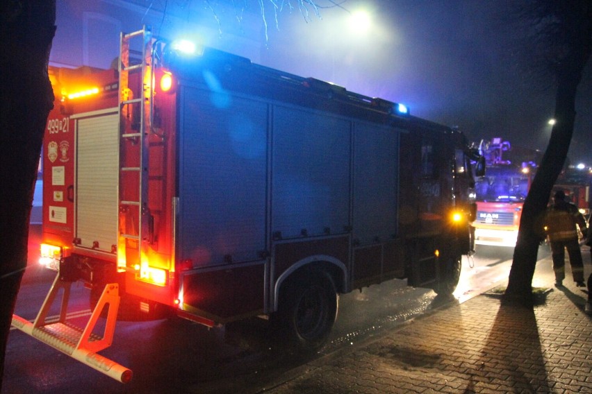 Pożar w jednym z budynków w Koźminie Wlkp. Na miejscu działało 5 zastępów straży pożarnej [ZDJĘCIA]