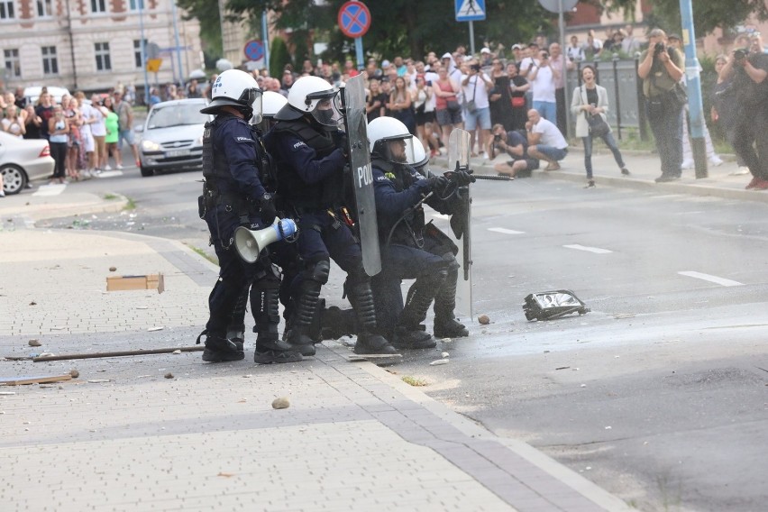 Protest pod budynkiem komisariatu policji w Lubinie...