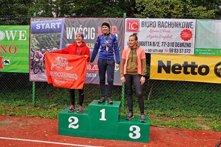 Jastrowianka Monika Klupś na podium wyścigu MTB Dzikie Szaleństwo Ziemi Debrzeńskiej w Debrznie