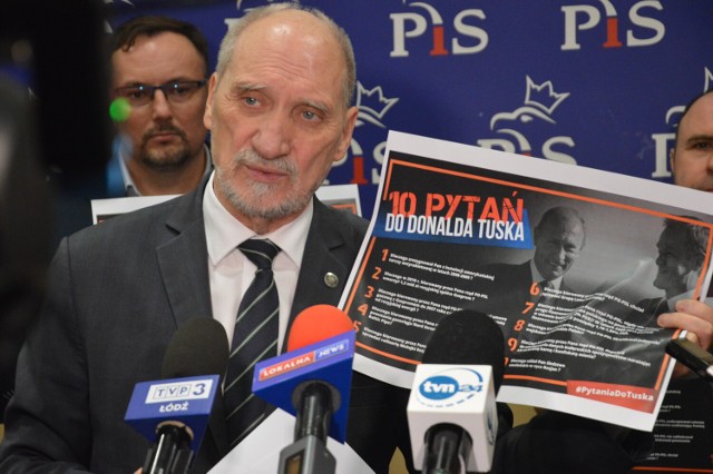 10 pytań kieruje PiS do Donalda Tuska. W Piotrkowie przedstawił je Antoni Macierewicz, 23.01.2023