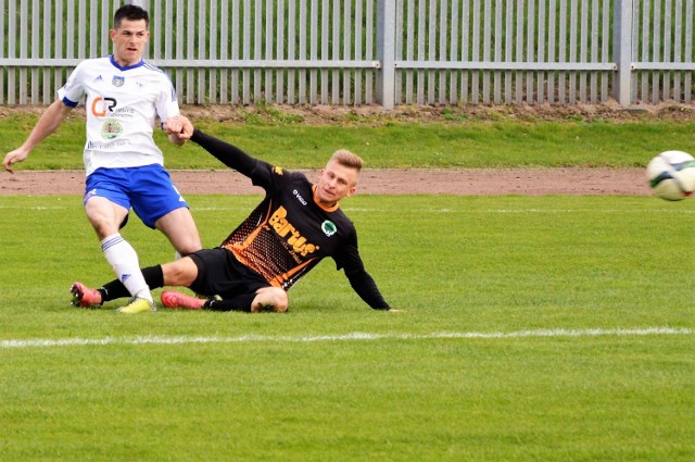 Dawid Rzeszutko (z lewej) dołączy do kolegów na mecz przeciwko liderowi, Wiślanom Jaśkowice.