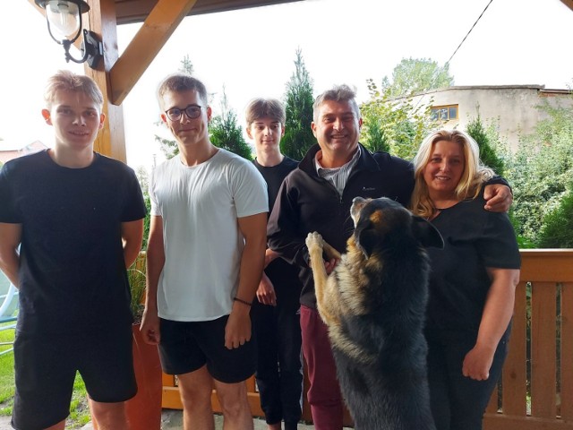 Mariusz Mielczarek z żoną i synami na tarasie rodzinnego domu w Kiełczygłowie