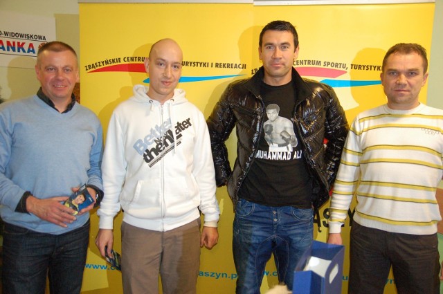 Od lewej Tomasz Szczechowicz dyrektor Zbąszyńskiego Centrum Sportu, Rekreacji i Turystyki, Marcin Klorek, Krzysztof Kotorowski i Andrzej Janeczek