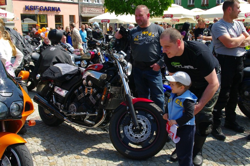 Pokaz średniowiecznych obyczajów i zlot motocyklistów na Rynku w Kościerzynie