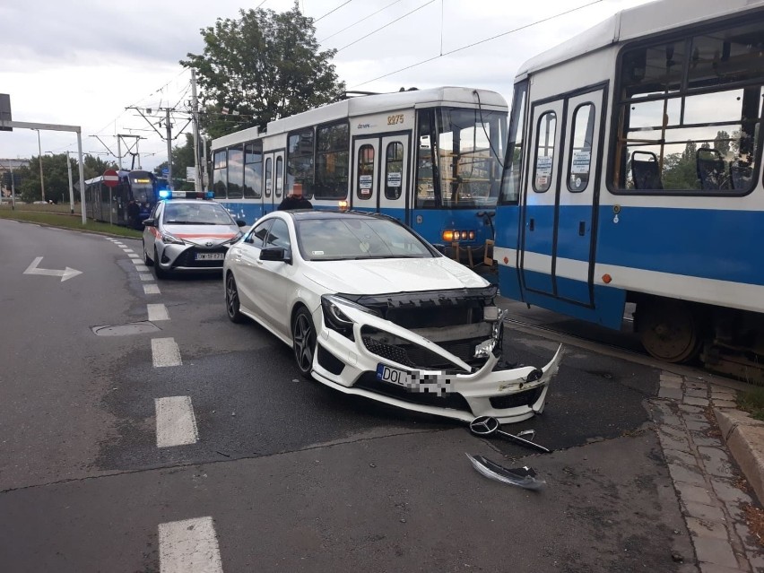 Wrocław. Motorniczy ranny w wypadku na placu Wróblewskiego (ZOBACZ ZDJĘCIA)